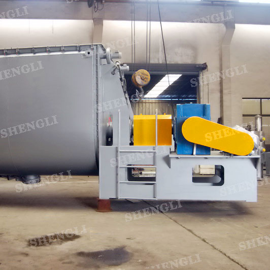 FKM-25 大型攪拌機(jī)，用于腐殖質(zhì)